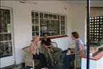 08 Met Frouke en Jorrit op de veranda