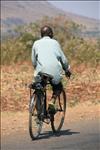 Oude man op oude fiets